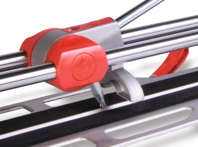 Detail des Schneidkopfs des Rubi Fliesenschneiders STAR 42
