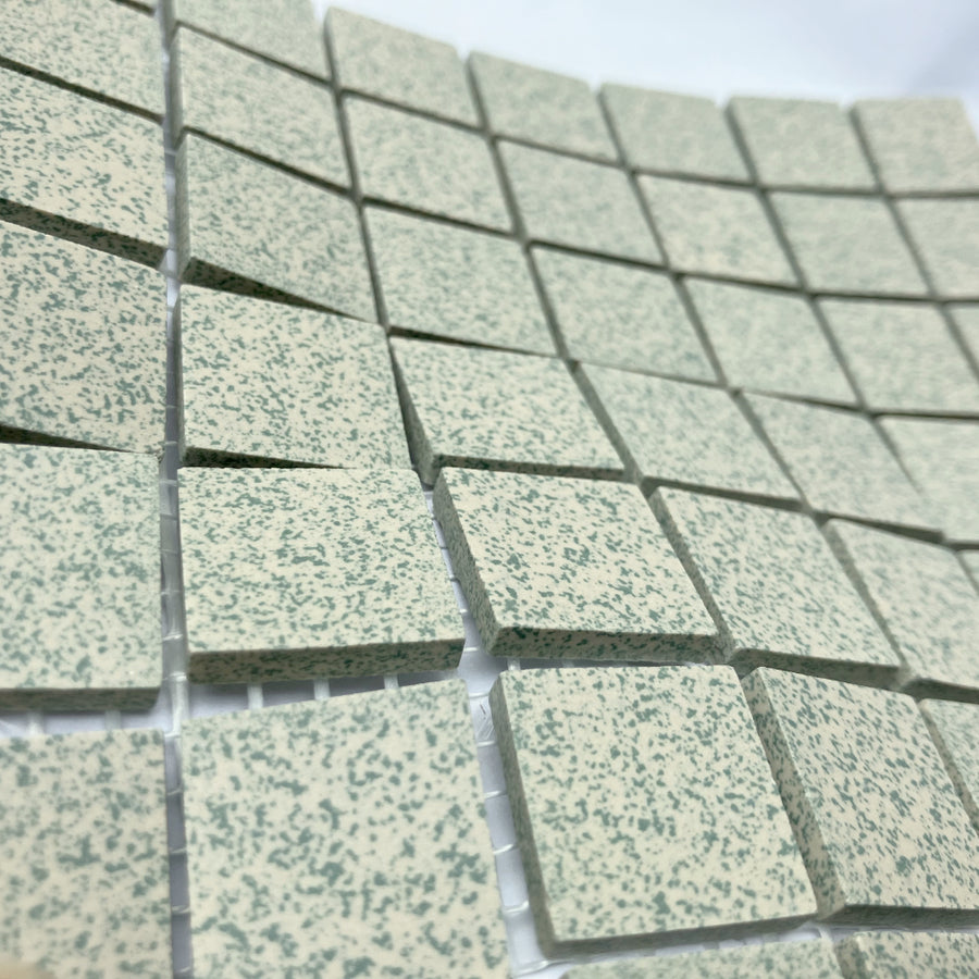 Winckelmans Vert 209 Mouchetés 20x20 mm – Schrägansicht der grün gesprenkelten Fliesen auf Netz
